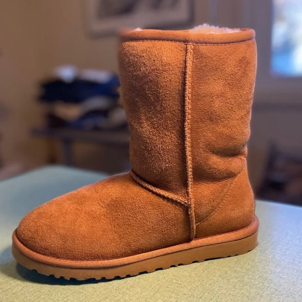 Uggs Women's Classic Short II, Size 5, Barely Worn, Excellent Condition
